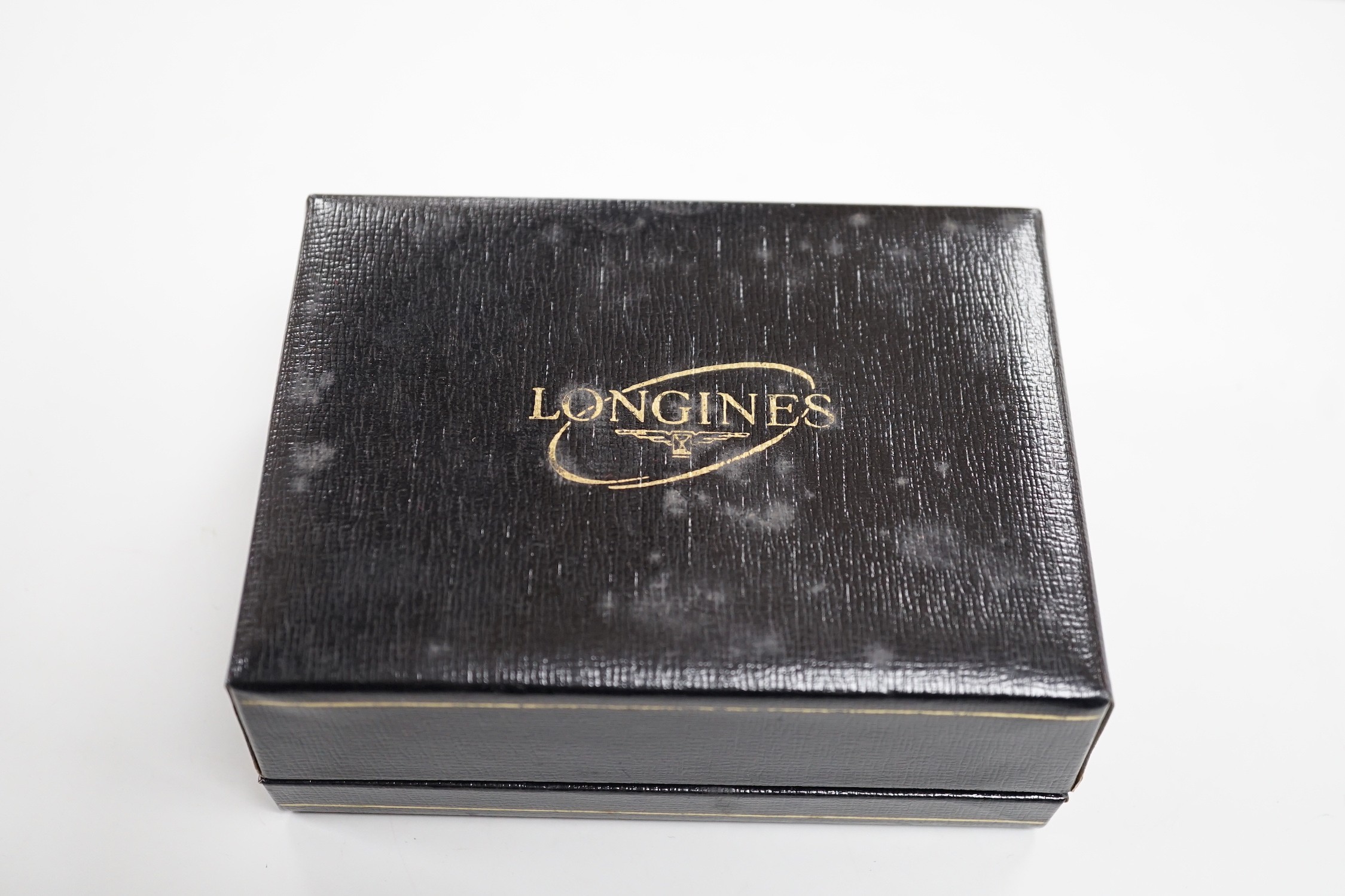 A lady's modern 9ct gold Omega manual wind wrist watch, on a 9ct gold Omega bracelet, case diameter 20mm, gross weight 29.9 grams, in a Longines box.